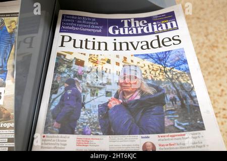 Russland Vladimir 'Putin dringt ein' Kiew Ukraine Invasion The Guardian Zeitung Schlagzeile am 25.. Februar 2022 London England Großbritannien Stockfoto