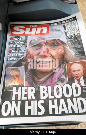 Die Titelseite der Zeitung Sun übertitelt "Ihr Blut an seinen Händen" Verwundete Frau Wladimir Putin Russland Ukraine Krieg 25. Februar 2022 London England Großbritannien Stockfoto