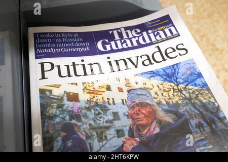 Russland Wladimir 'Putin Invasion' Kiew Ukraine Invasion die Zeitung Guardian Headline kriegsartikel am 25. Februar 2022 London England Großbritannien Stockfoto