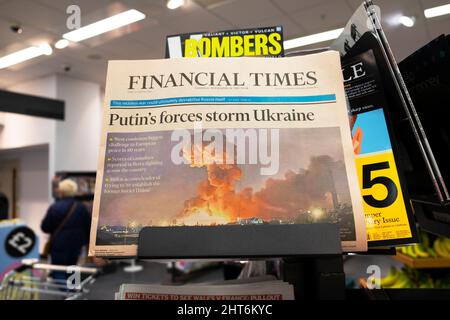 "Putins Kräfte stürmen die Ukraine" Financial Times Schlagzeile Schlagzeile Schlagzeilen-Nachrichten auf Zeitungskiosks 25 Februar 2022 London England Großbritannien Stockfoto