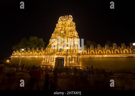 Südindischer Bhuvaneshwari-Tempel im Mysore Palace-Komplex, der während der berühmtesten Dasara (Vijaya Dashami)-Festivals vollständig beleuchtet ist. Stockfoto