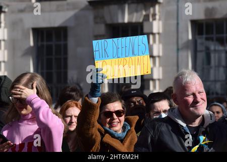 Szenen aus den Protesten gegen die russische Invasion der Ukraine in London am 26 2022. Februar, bei denen sich Tausende aus Solidarität mit der Ukraine herausstellten Stockfoto