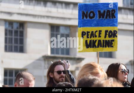 Ein Banner ‘kein Kriegsfrieden für die Ukraine“ bei einem Protest gegen die russische Invasion der Ukraine in London am 26 2022. Februar, als Tausende sich solidarisch zeigen Stockfoto