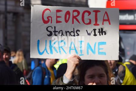 Szenen aus dem Stand mit den Protesten der Ukraine, in denen sich Tausende von Demonstranten vor der Downing Street versammelten, um gegen die russische Invasion zu protestieren Stockfoto