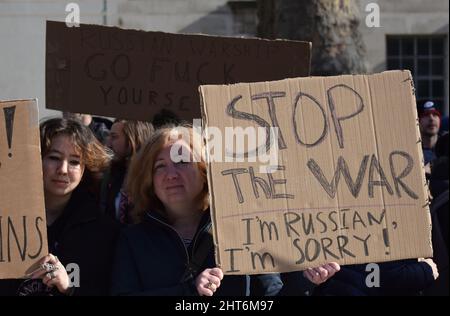 Szenen aus dem Stand mit den Protesten der Ukraine, in denen sich Tausende von Demonstranten vor der Downing Street versammelten, um gegen die russische Invasion zu protestieren Stockfoto