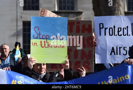 Szenen aus dem Stand mit den Protesten der Ukraine, in denen sich Tausende von Demonstranten vor der Downing Street versammelten, um gegen die russische Invasion zu protestieren Stockfoto