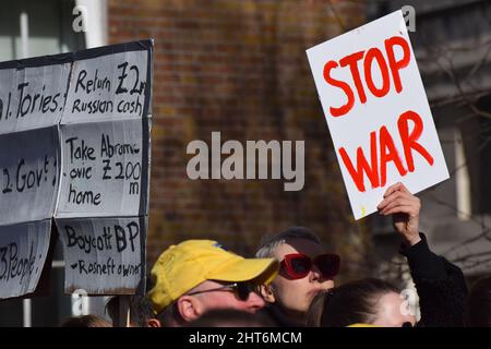 Szenen aus dem Stand mit den Protesten der Ukraine, in denen sich Tausende von Demonstranten vor der Downing Street versammelten, um gegen die russische Invasion zu protestieren Stockfoto