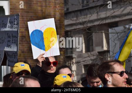 Szenen aus dem Stand mit den Protesten der Ukraine, in denen sich Tausende von Demonstranten vor der Downing Street versammelten, um gegen die russische Invasion zu protestieren Stockfoto