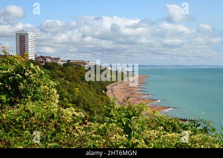 Blick von Eastbourne Sea Front, East Sussex, Großbritannien. Aufgenommen von den Klippen von Helen Garden. Stockfoto