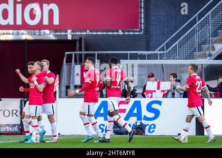 Alkmaar, Niederlande. 27.. Februar 2022. Alkmaar - Jesper Karlsson von AZ Alkmaar feiert den 2-0 während des Spiels zwischen AZ Alkmaar und Feyenoord im AFAS Stadion am 27. Februar 2022 in Alkmaar, Niederlande. Kredit: Kasten zu Kasten Abbildungen/Alamy Live Nachrichten Stockfoto