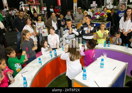 Kinder interagieren mit Ausstellern auf der Food and Wine Expo in Johannesburg, Südafrika Stockfoto