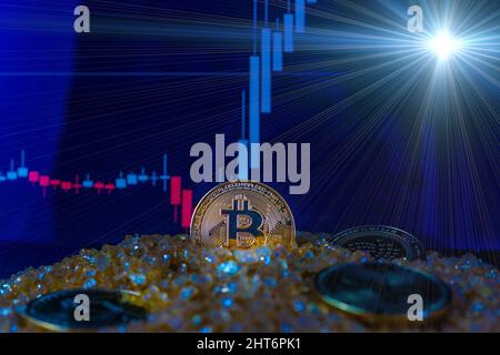 Bitcoin-Münze auf dem Berg aus Goldkristall-Mineralstein. Hintergrund für das Aktienwachstum verschwommen. Das Diagramm zeigt einen starken Anstieg des Bitcoin-Preises. Anlageplattform mit Charts und Bitcoin-Münzen. Stockfoto
