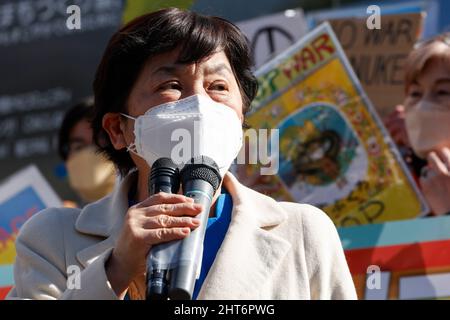 Tokio, Japan. 27.. Februar 2022. Der japanische Politiker Mizuho Fukushima hält eine Rede auf der Straße gegen die russische Invasion der Ukraine vor dem Shibuya-Bahnhof in der Innenstadt von Tokio. Japanische Unterstützer (einschließlich Politiker) und russische Staatsbürger nahmen am Sonntag an der Kundgebung vor dem berühmten Shibuya-Übergang in Tokio Teil. An diesem Wochenende fanden in Japan verschiedene Proteste statt. (Bild: © Rodrigo Reyes Marin/ZUMA Press Wire) Stockfoto