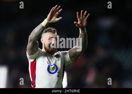 London, Großbritannien. 26.. Februar 2022. Jack Nowell aus England reagiert am Ende des Spiels, als er seine Familie in der Menge entdeckt. Guinness Six Nations Championship 2022 match, England gegen Wales im Twickenham Stadium in London am Samstag, 26.. Februar 2022. Bild von Andrew Orchard/Andrew Orchard Sports Photography/ Alamy Live News Credit: Andrew Orchard Sports Photography/Alamy Live News Stockfoto