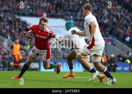 London, Großbritannien. 26.. Februar 2022. Nick Tompkins aus Wales (l) versucht, Jack Nowell aus England (11) zu passieren. Guinness Six Nations Championship 2022 match, England gegen Wales im Twickenham Stadium in London am Samstag, 26.. Februar 2022. Bild von Andrew Orchard/Andrew Orchard Sports Photography/ Alamy Live News Credit: Andrew Orchard Sports Photography/Alamy Live News Stockfoto