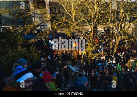 Demonstration auf dem Freiheitsplatz im NATO-Staat Estland zur Unterstützung der Ukraine und gegen die russische Aggression. Protestierende gehen Stockfoto