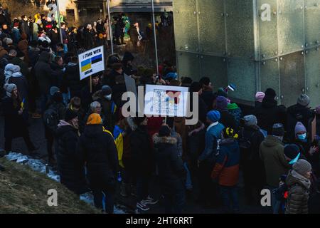 Demonstration auf dem Freiheitsplatz im NATO-Staat Estland zur Unterstützung der Ukraine und gegen die russische Aggression. Protestierende gehen Stockfoto