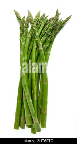 Spargelbündel auf Weiß isoliert Stockfoto