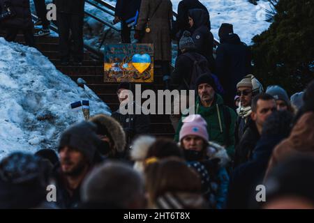 Demonstration auf dem Freiheitsplatz im NATO-Staat Estland zur Unterstützung der Ukraine und gegen die russische Aggression. Protestierende gehen Stockfoto