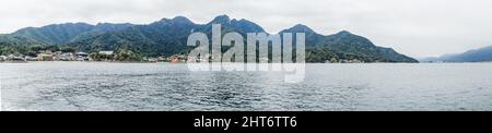 Panoramablick auf die Miyajima-Insel mit dem berühmten Floating Torii-Tor in Japan Stockfoto