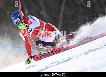 Garmisch Partenkirchen, Deutschland. 27.. Februar 2022. Alpinski: WM, Slalom, Herren, 2. Lauf. Marco Schwarz aus Österreich im Einsatz. Quelle: Angelika Warmuth/dpa/Alamy Live News Stockfoto