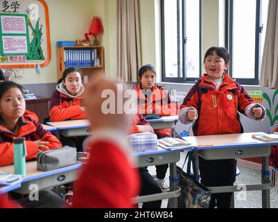 (220227) -- CHENGDU, 27. Februar 2022 (Xinhua) -- Mitglied des Ski-Teams 'Dieyun' Yang Changrong (1. R) antwortet, als ihre Lehrerin an der Spezialschule im Xindu Bezirk Chengdu, südwestlich der Provinz Sichuan, gedeutet hat, 25. Februar 2022. Wenn man die Jungen und Mädchen beim Skifahren auf der Piste sieht, wird niemand merken, dass sie etwas anderes sind als andere Ski-liebende Jugendliche, bis man bemerkt, dass ihr Trainer hauptsächlich durch Schreiben und Gestik mit ihnen kommuniziert. Alle 15 Mitglieder dieses Ski-Teams sind Schüler der Spezialschule im Bezirk Xindu in Chengdu, Hauptstadt Cit Stockfoto