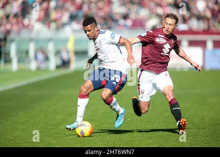 Dalbert von Cagliari Calcio und Mergim Vojvoda vom FC Turin während des Fußballspiels der italienischen Meisterschaft Serie A zwischen dem FC Turin und Cagliari Calcio am 27. Februar 2022 im Stadio Olimpico Grande Torino in Turin, Italien Stockfoto