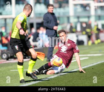 Turin, Italien. 27.. Februar 2022. Mergim Vojvoda von Turin FC während der italienischen Meisterschaft Serie Ein Fußballspiel zwischen Turin FC und Cagliari Calcio am 27. Februar 2022 im Stadio Olimpico Grande Torino in Turin, Italien Kredit: Unabhängige Fotoagentur/Alamy Live News Stockfoto