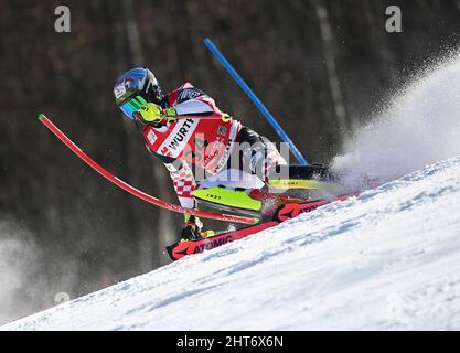 Garmisch Partenkirchen, Deutschland. 27.. Februar 2022. Alpinski: WM, Slalom, Herren, 2. Lauf. Istok Rodes aus Kroatien in Aktion. Quelle: Angelika Warmuth/dpa/Alamy Live News Stockfoto