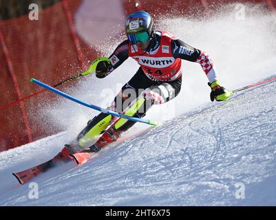 Garmisch Partenkirchen, Deutschland. 27.. Februar 2022. Alpinski: WM, Slalom, Herren, 2. Lauf. Istok Rodes aus Kroatien in Aktion. Quelle: Angelika Warmuth/dpa/Alamy Live News Stockfoto