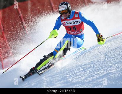 Garmisch Partenkirchen, Deutschland. 27.. Februar 2022. Alpinski: WM, Slalom, Herren, 2. Lauf. Alex Vinatzer aus Italien in Aktion. Quelle: Angelika Warmuth/dpa/Alamy Live News Stockfoto