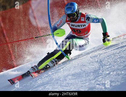 Garmisch Partenkirchen, Deutschland. 27.. Februar 2022. Alpinski: WM, Slalom, Herren, 2. Lauf. Joaquim Salarich aus Spanien in Aktion. Quelle: Angelika Warmuth/dpa/Alamy Live News Stockfoto