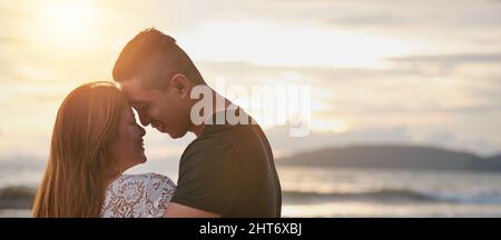 Wir sollten zusammen sein. Eine kurze Aufnahme eines jungen Paares, das einen intimen Moment teilt. Stockfoto