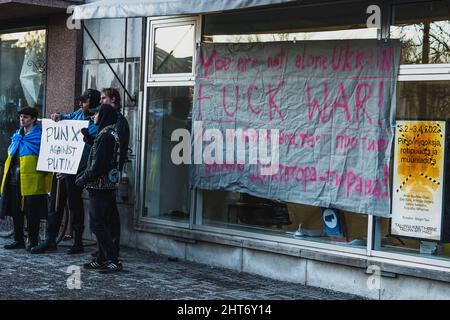 Demonstration auf dem Freiheitsplatz im NATO-Staat Estland zur Unterstützung der Ukraine und gegen die russische Aggression. Banner gegen Krieg. Stockfoto