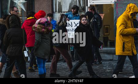 Demonstration auf dem Freiheitsplatz im NATO-Staat Estland zur Unterstützung der Ukraine und gegen die russische Aggression. Menschen, die auf der Straße gehen Stockfoto