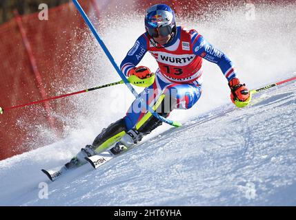 Garmisch Partenkirchen, Deutschland. 27.. Februar 2022. Alpinski: WM, Slalom, Herren, 2. Lauf. Alexis Pinturault aus Frankreich in Aktion. Quelle: Angelika Warmuth/dpa/Alamy Live News Stockfoto