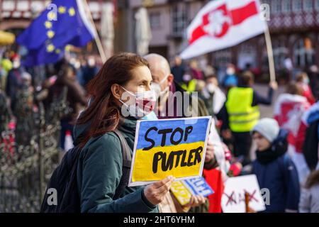 Frankfurt, Deutschland. 27. Februar 2022, Hessen, Frankfurt/Main: Ein Demonstrator hält ein Plakat mit der Aufschrift „Stop Putler“ bei einer Kundgebung auf dem Römerberg für Frieden in der Ukraine und gegen die russische Invasion. „Putler“ ist ein Neologismus, der sich aus den Namen „Putin“ und „Hitler“ setzt. Foto: Frank Rumpenhorst/dpa Quelle: dpa picture Alliance/Alamy Live News Stockfoto