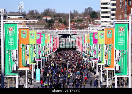 Die Fans kommen vor dem Finale des Carabao Cups im Wembley Stadium in London an. Bilddatum: Sonntag, 27.. Februar 2022. Stockfoto