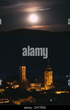 Vertikales Foto des Vollmondes über Banska Bystrica Stockfoto