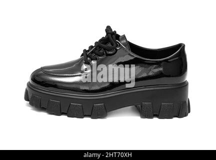 Schwarze Lackleder Damenschuhe im Grunge-Stil isoliert auf Weiß Stockfoto