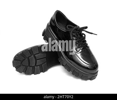 Schwarze Lacklederschuhe für Damen mit Schnürung auf weißem Hintergrund Stockfoto