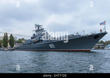 Russisches Schiff der Schwarzmeermarine im Hafen von Sewastopol. Der graue Himmel im Hintergrund. Republik Krim, 4. Oktober 2010 Stockfoto