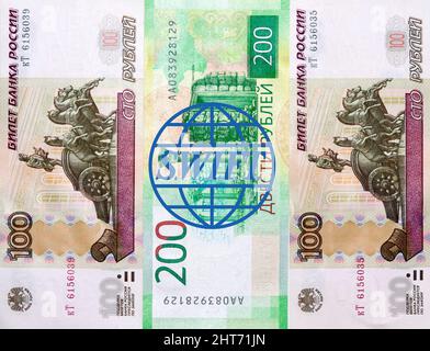 Russische Rubel und Logo von SWIFT Stockfoto