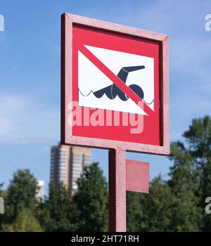 Verbots-Schild an sonnigen Sommertag schwimmen Stockfoto