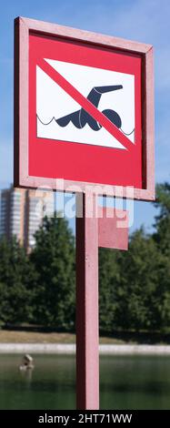 Verbots-Schild an sonnigen Sommertag schwimmen Stockfoto