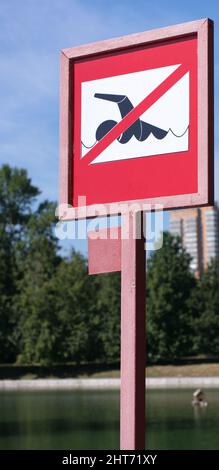 Verbots-Schild an sonnigen Sommertag schwimmen Stockfoto