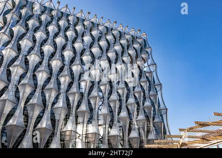 Die Außenverkleidung der Botschaft der Vereinigten Staaten, die sich in Nine Elms, London, UK befindet Stockfoto