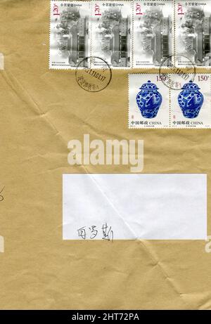 GOMEL, WEISSRUSSLAND - 19. APRIL 2021: Alter Umschlag, der von China nach Gomel, Weißrussland, geschickt wurde, 1. November 2021. Stockfoto