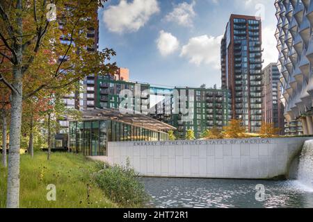 Embassy Gardens und die US-Botschaft mit dem Sky Pool, der sich zwischen zwei luxuriösen Apartmentgebäuden in Nine Elms, London, Großbritannien, erstreckt Stockfoto