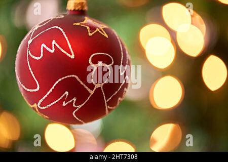 Frohe weihnachten. Nahaufnahme eines Ornaments, das an einem weihnachtsbaum hängt. Stockfoto
